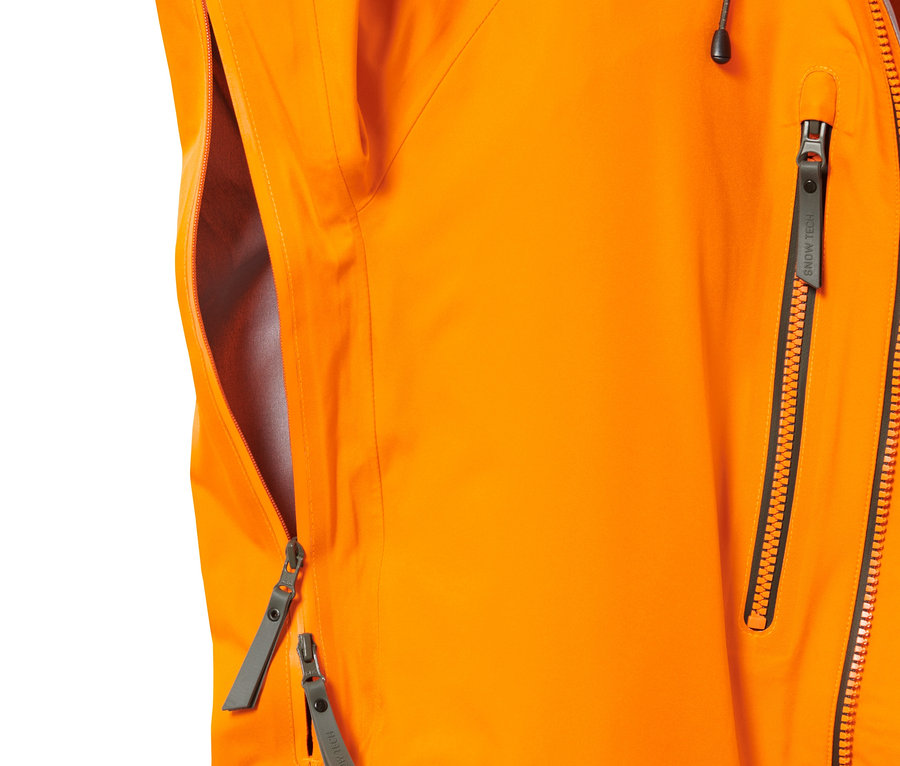 Detail oranžové hardshellové lyžařské bundy se zipy.
