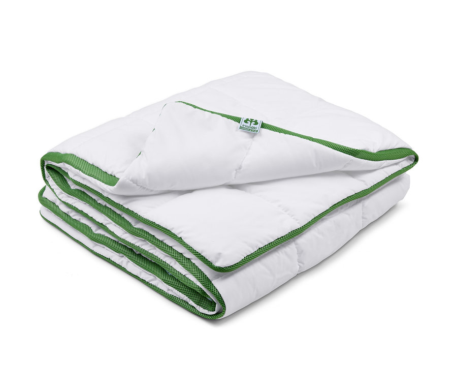 Složená bílá prošívaná deka s lemováním.