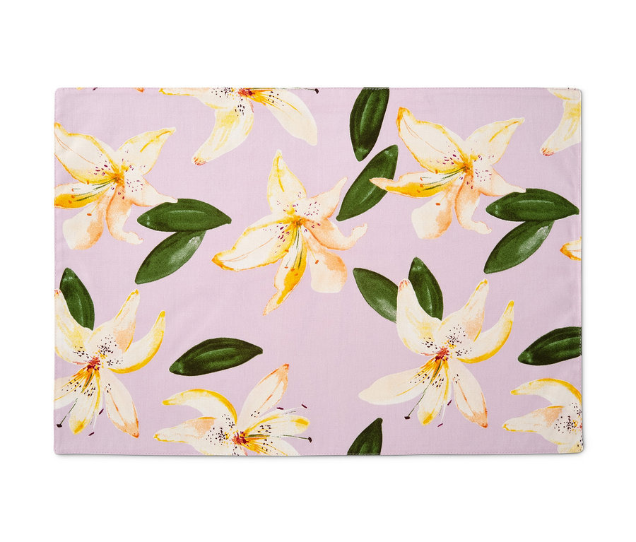 Čtyři oboustranná prostírání s květinovým motivem na fialovém pozadí.