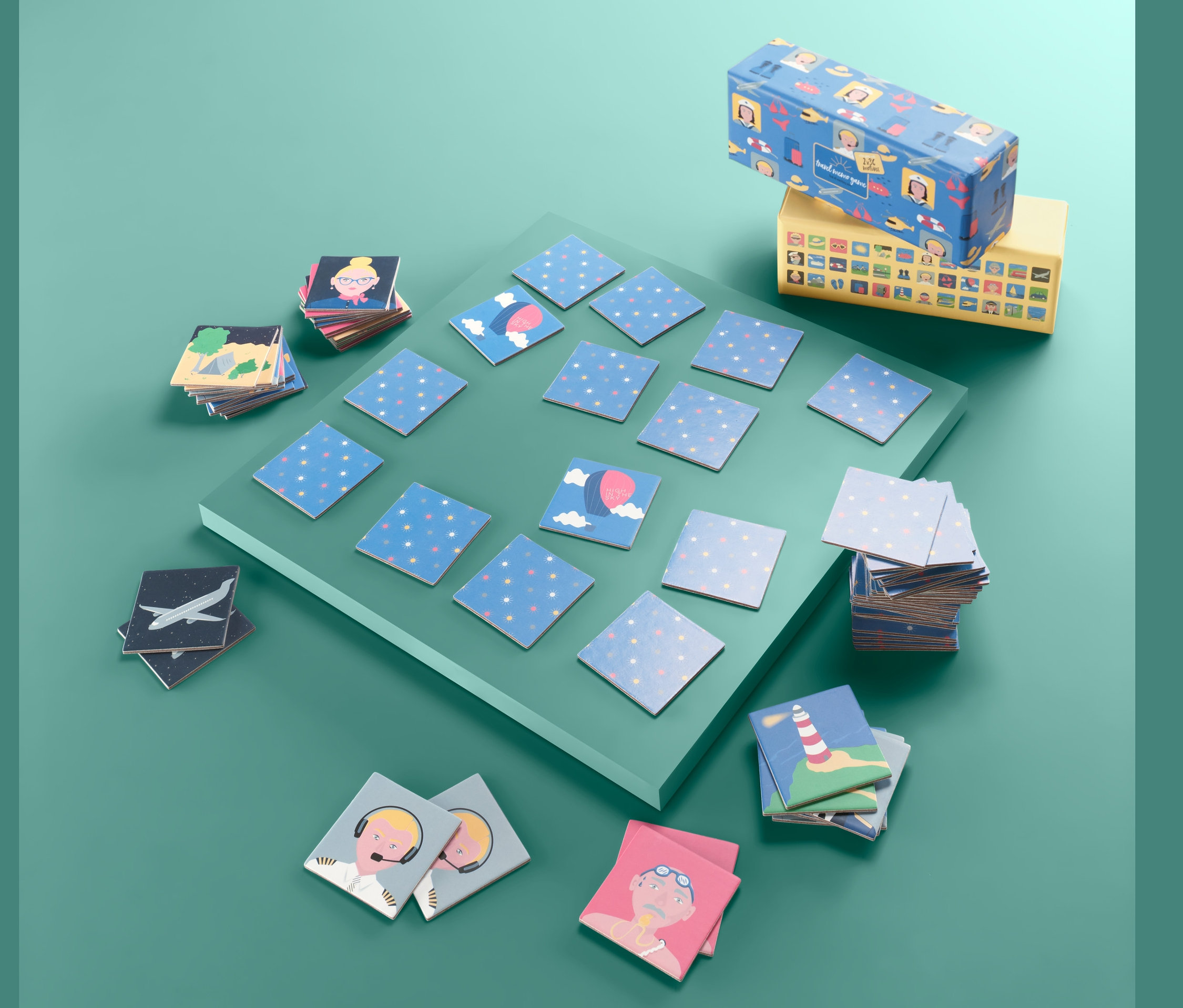 Rozložené Pexeso Cestování s obrázky na zeleném stole.