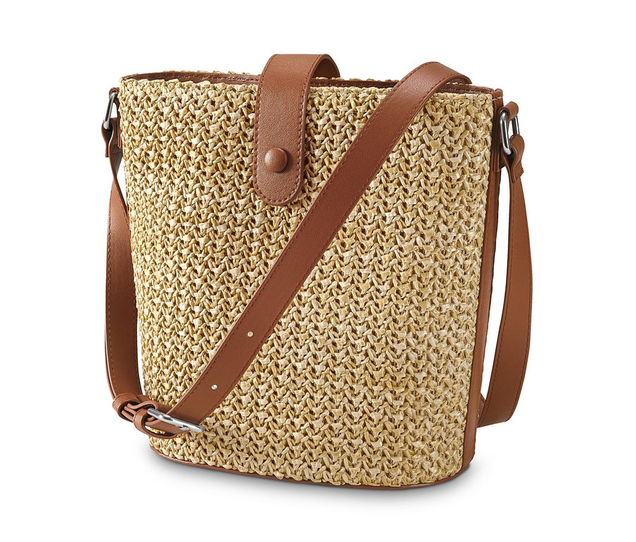 Hnědá taška přes rameno z pleteného materiálu s hnědým koženým popruhem.