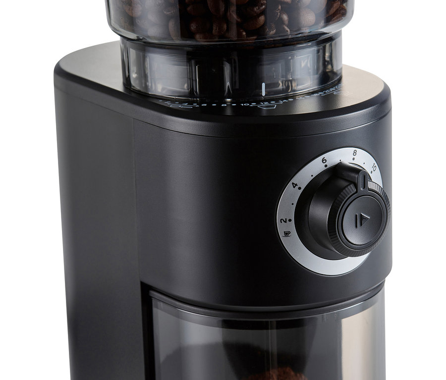 Detail elektrického mlýnku na kávu s nastavením mletí a zásobníkem na kávová zrna.
