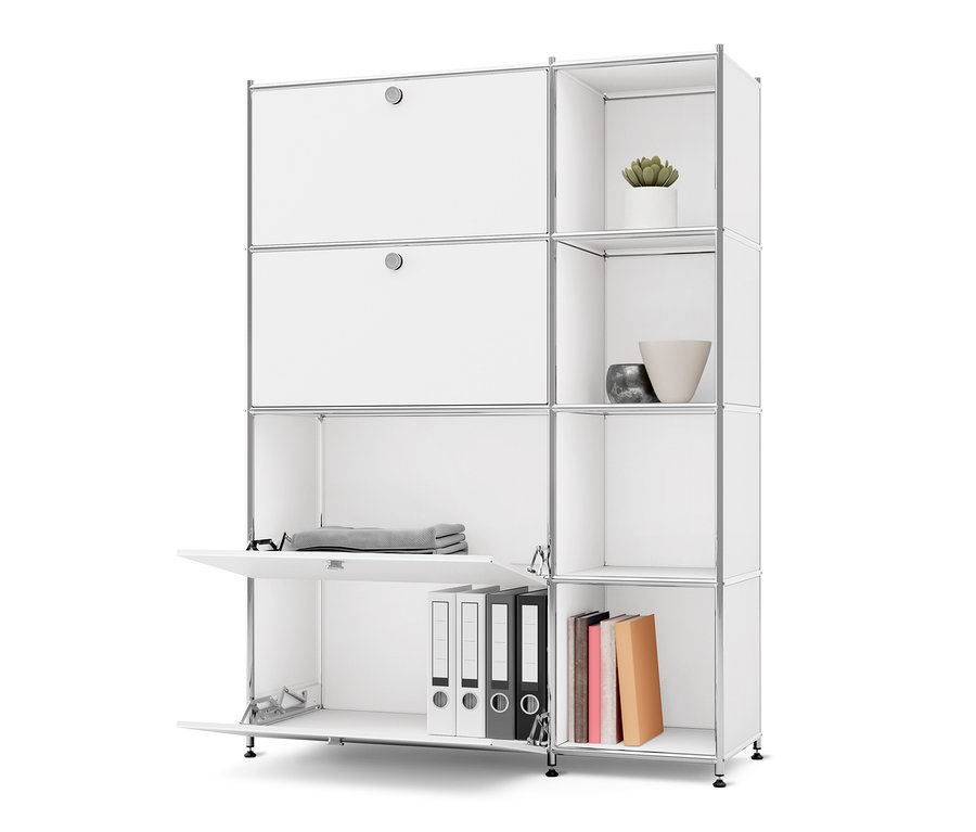 Bílý kovový regál CN3 se 4 výklopnými dvířky, z nichž jedny jsou otevřené.