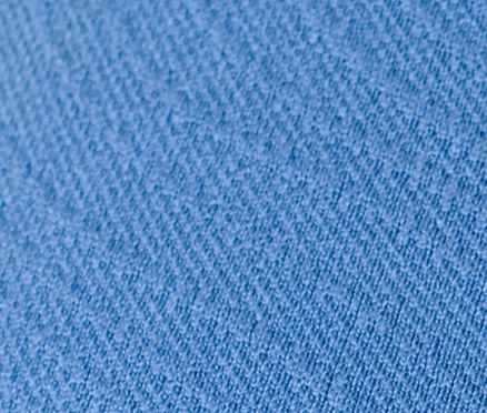Detail modré bezešvé sportovní podprsenky.