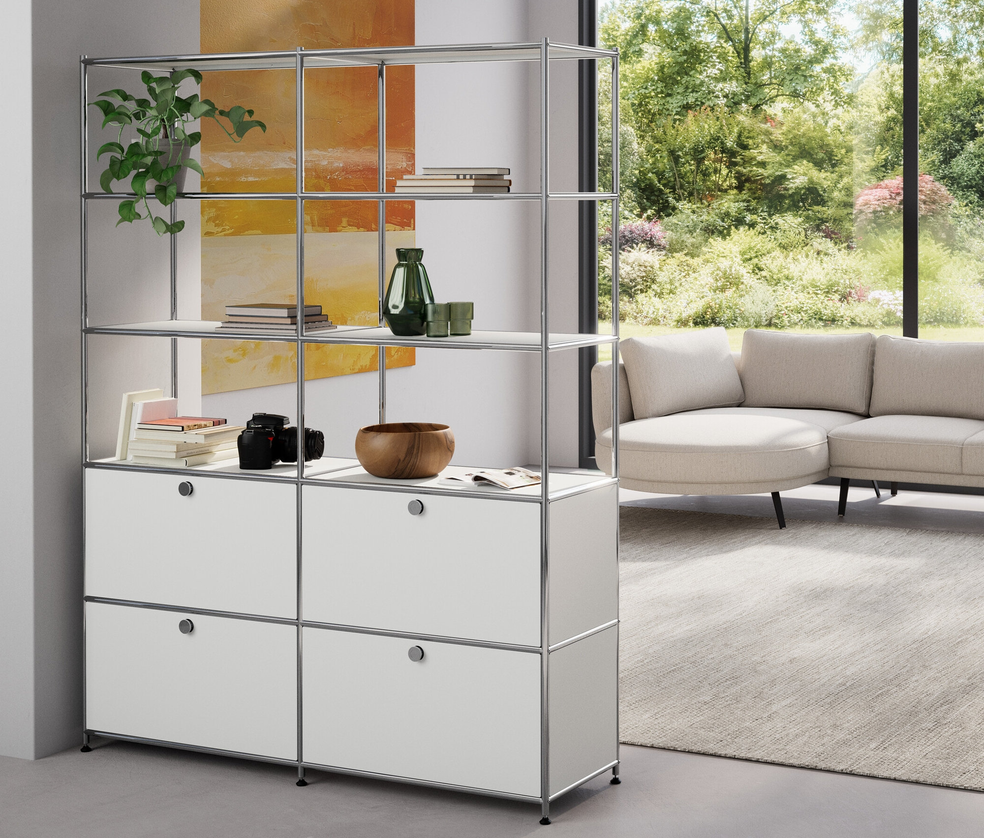 V obývacím pokoji stojí kovový regál »CN3« se 2 policemi a vysoký bílý kovový regál »CN3« se 4 výklopnými dvířky. Dále je zde doplňková sada oranžových kovových výklopných dvířek »CN3« a žlutá doplňková sada kovové zadní stěny »CN3«.