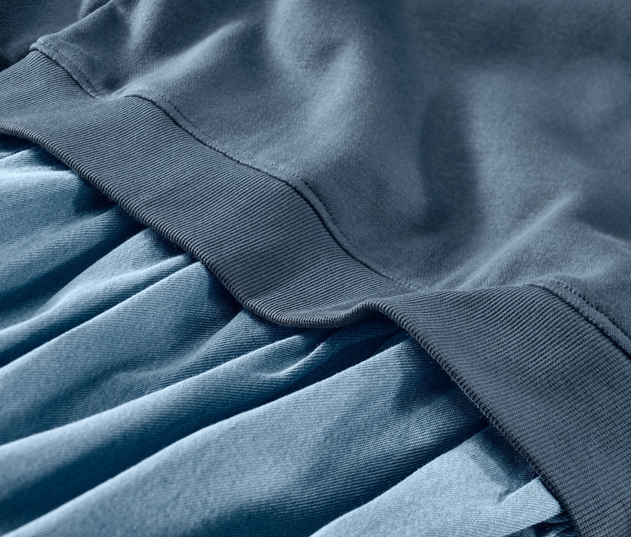 Detail dívčích teplákových šatů.