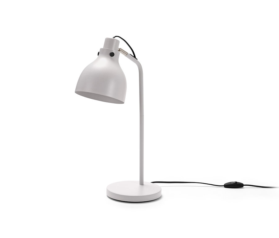 Kovová stolní lampa na bílém pozadí.