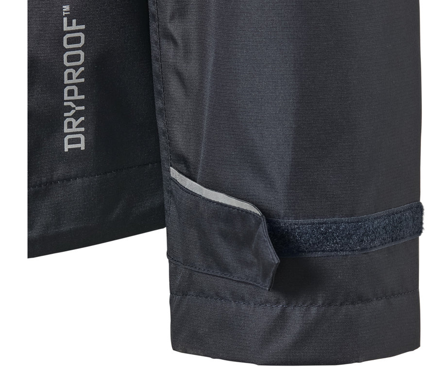 Detail tmavě modré unisexové bundy do deště s logem DRYPROOF™ a reflexním pruhem.