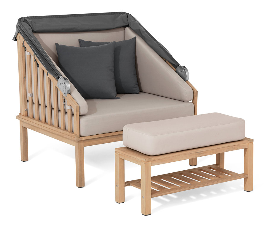 Prémiový plážový koš se stříškou proti slunci a podnožkou. Koš má béžové polstrování a dva šedé polštáře.