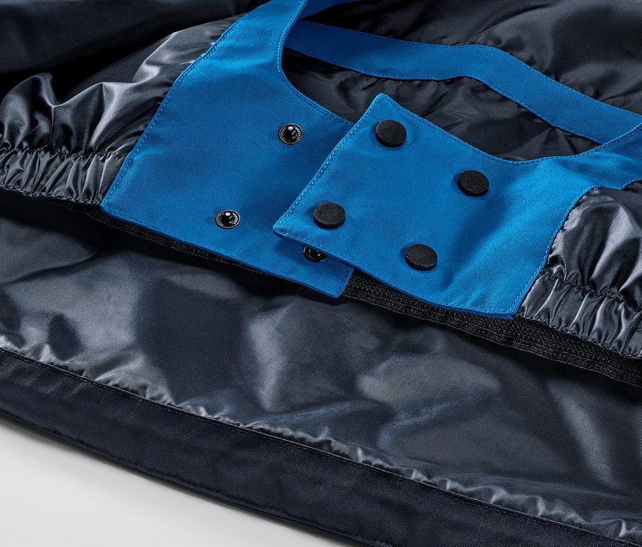 Detail modré lyžařské bundy.