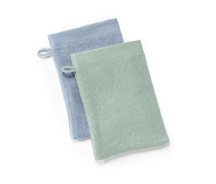 Dvě žínky: světle modrá a světle zelená.