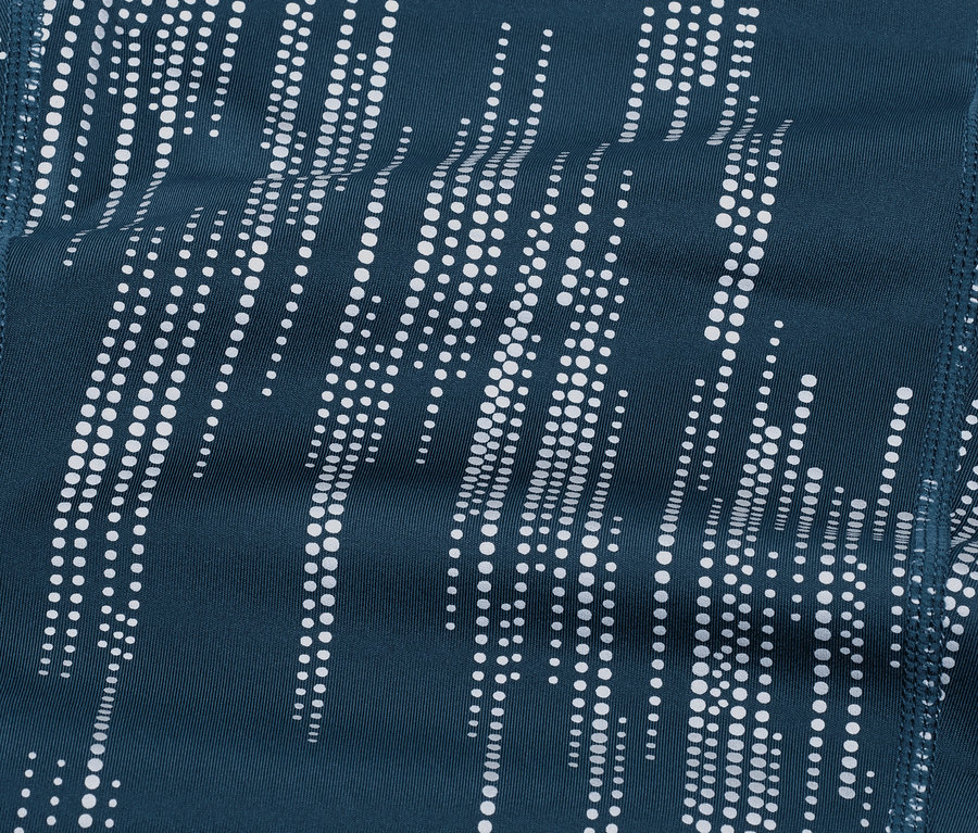 Detail sportovních legín se stříbrným reflexním vzorem.