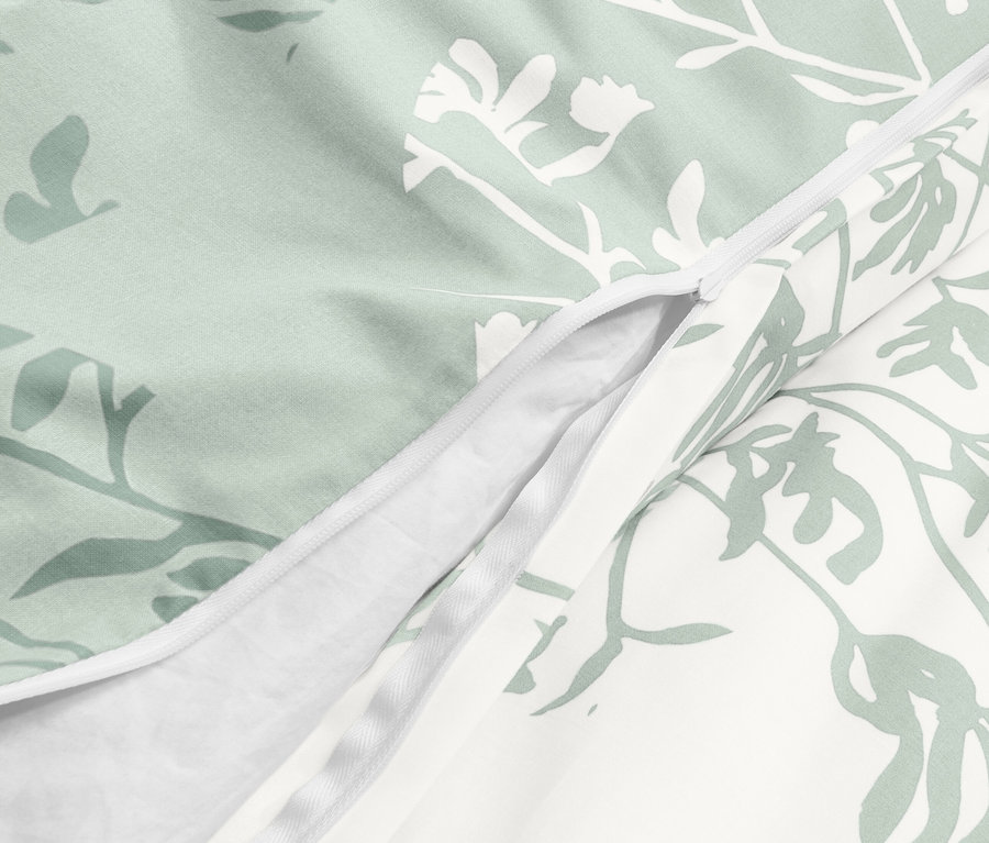 Detailní záběr na mátové povlečení renforcé se zipem a květinovým vzorem.