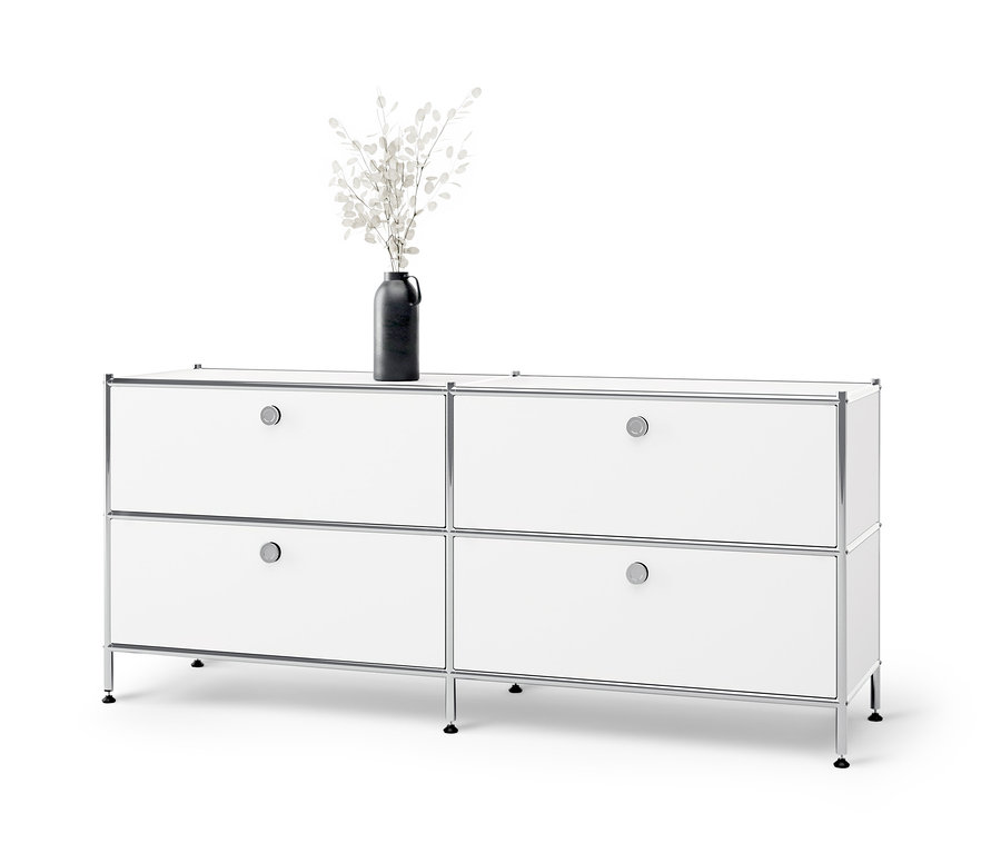 Bílá nízká kovová skříňka »CN3« se 4 zásuvkami. Na skříňce je váza s květinami.