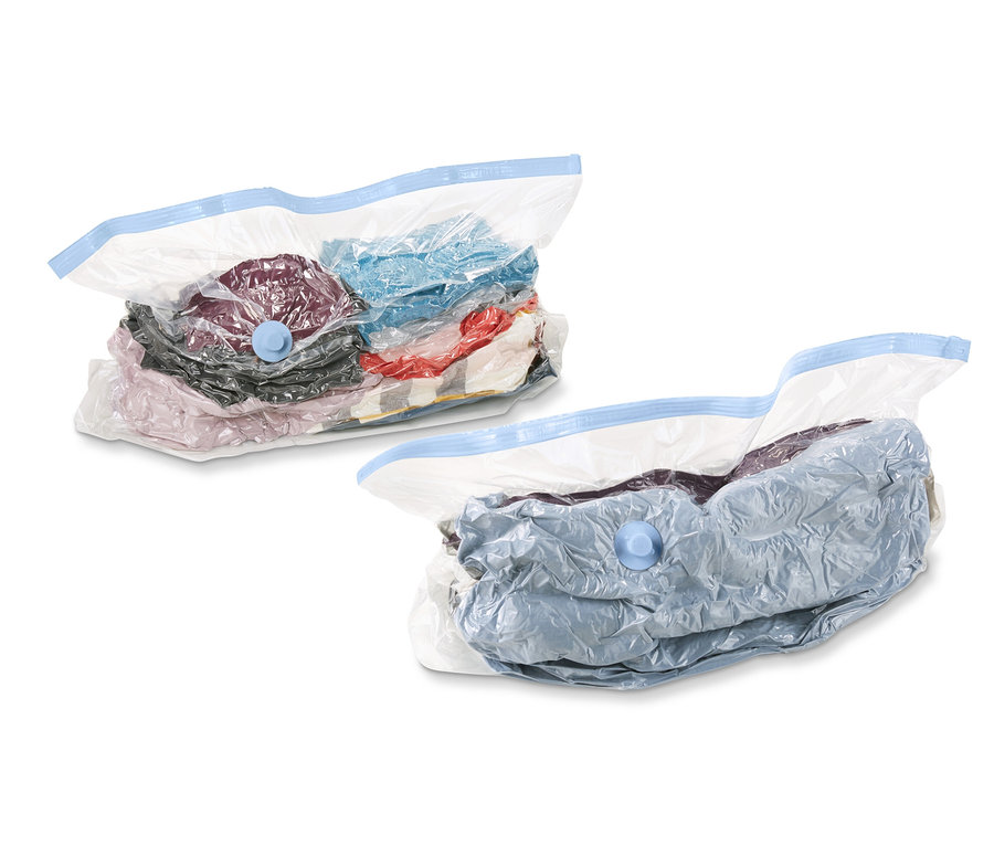 Dva vakuové úložné pytle, 2 ks, hranaté, naplněné oblečením, na bílém pozadí.