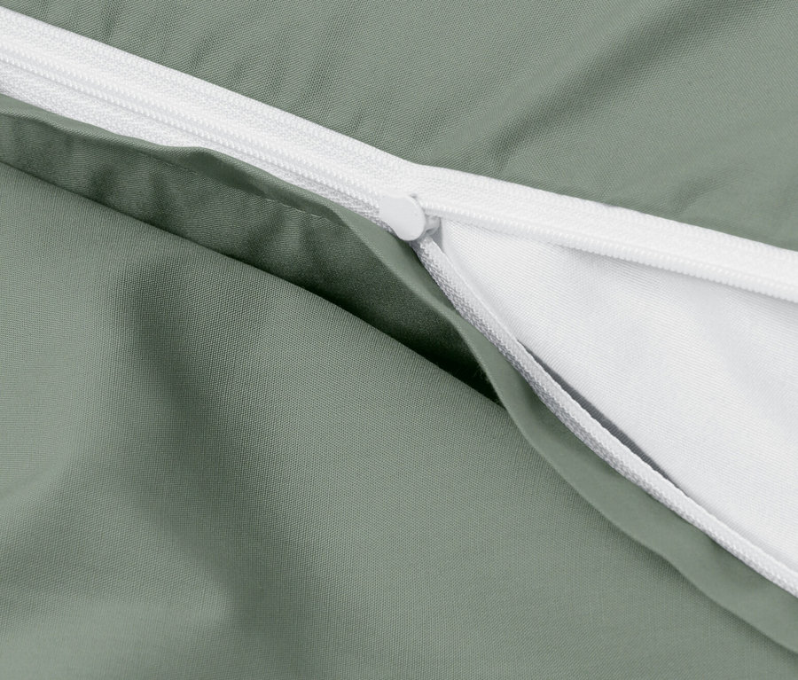 Detail zeleného perkálového povlečení standardní velikosti se zipem.