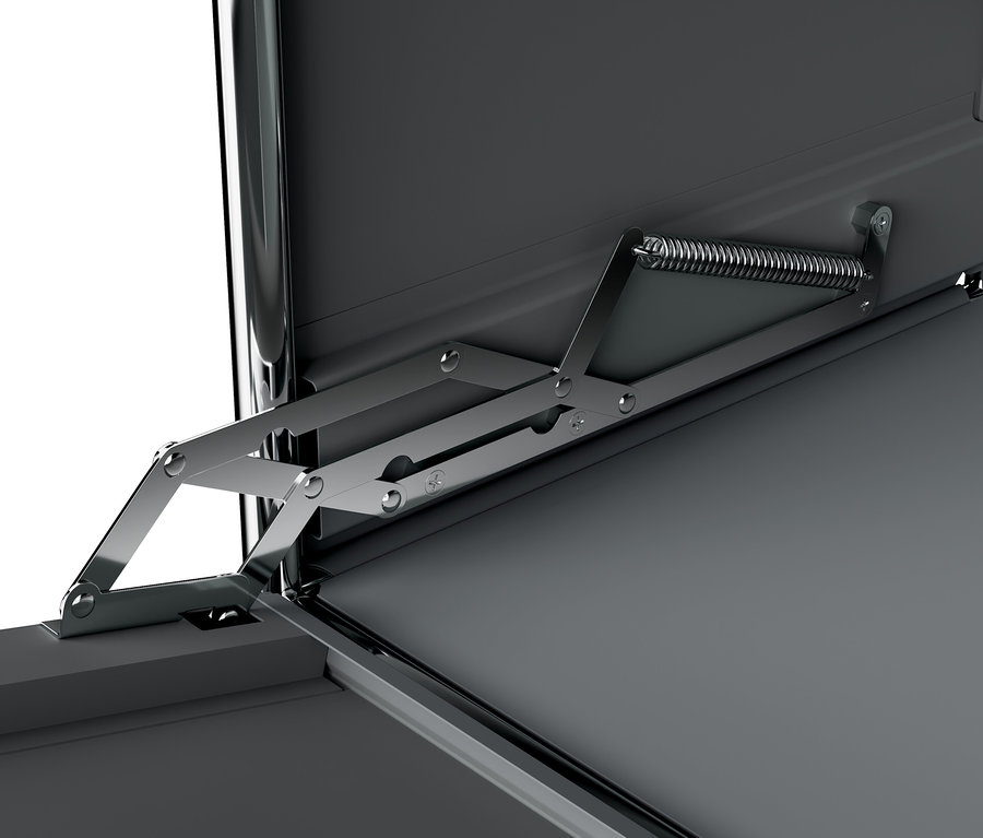 Detail šedé kovové komody »CN3« s výklopnými dvířky a dřevěnou deskou.