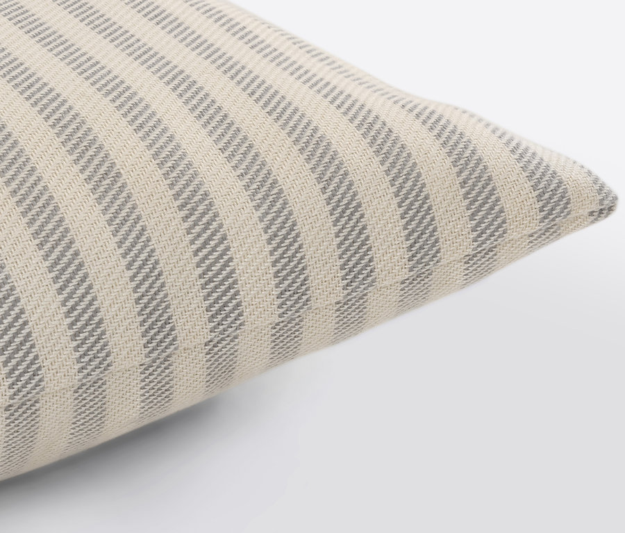 Detail venkovního polštáře s lněným omakem.