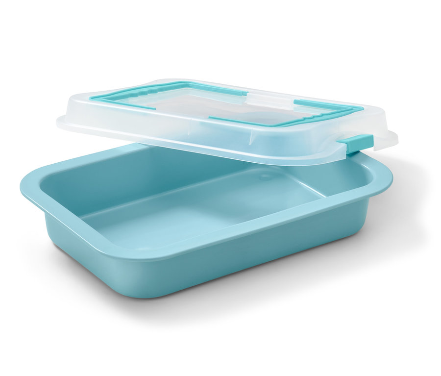 Modrý plech na pečení s průhledným víkem.