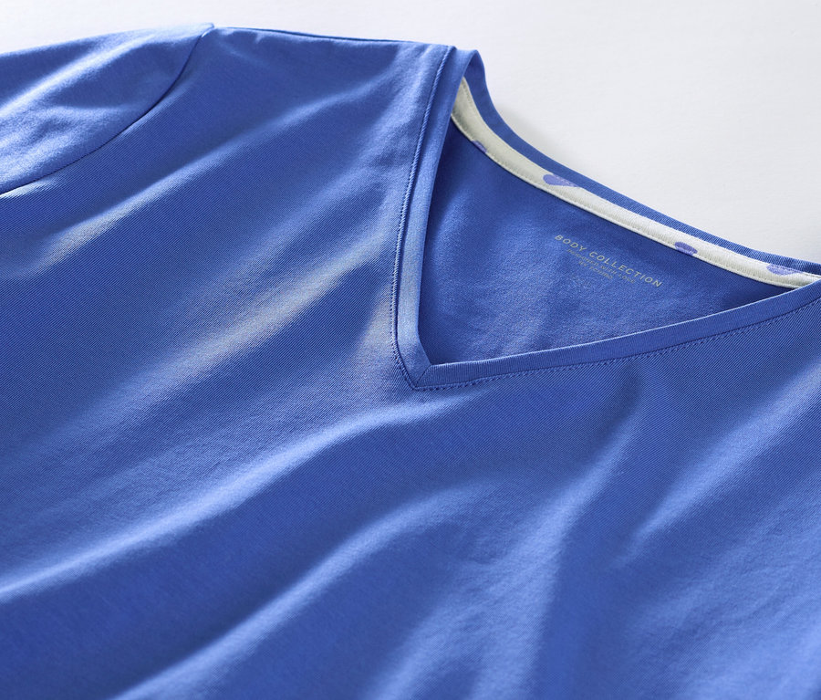 Detail modrého krátkého pyžama se srdíčky.