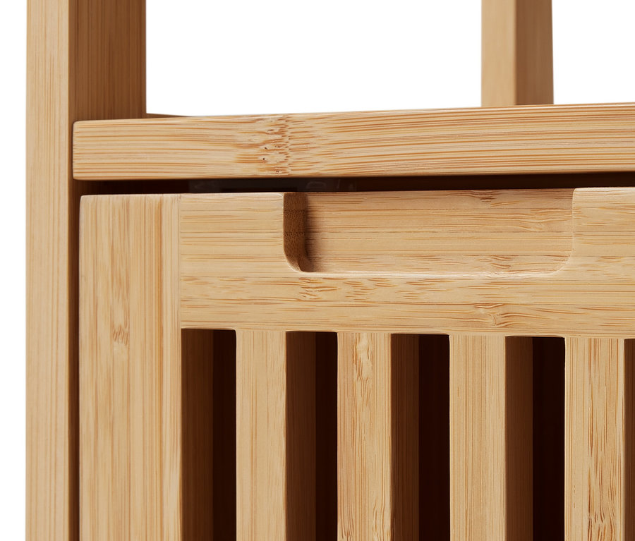 Detail úložného regálu ve skandinávském stylu z bambusu.