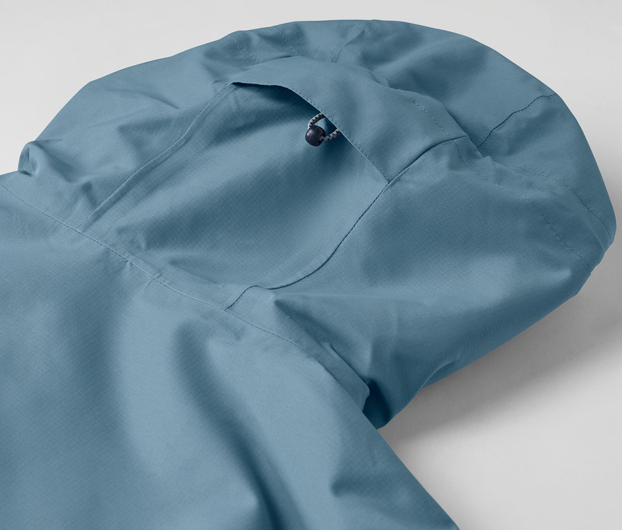 Detail kapuce funkční outdoorové bundy.