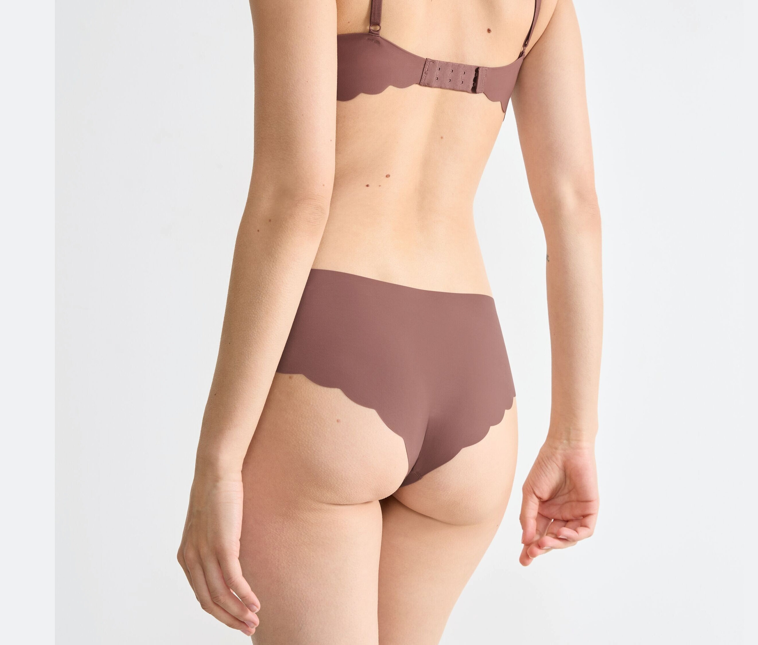 Zezadu pohled na ženu v podprsence a kypré bokové kalhotky sloggi ZERO Microfibre 2.0 Hipster 2P.