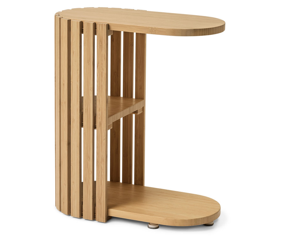 Světle hnědý dřevěný stolek s oválnou horní deskou, policí a oválnou základnou.