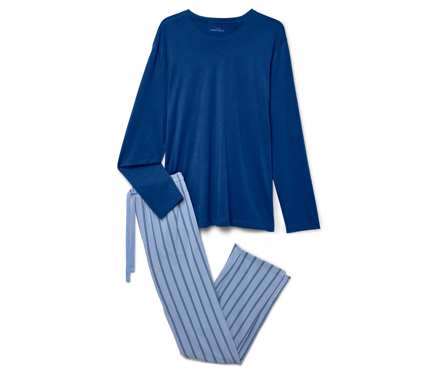 Modré pyžamo s dlouhým rukávem a pruhované kalhoty leží na bílém pozadí.