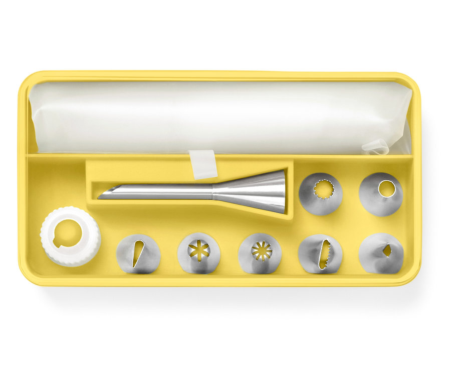 Žlutá krabička s cukrářskými špičkami, adaptérem a sáčkem.