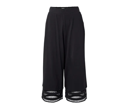 Černé culottes kalhoty s výšivkou na lemu.