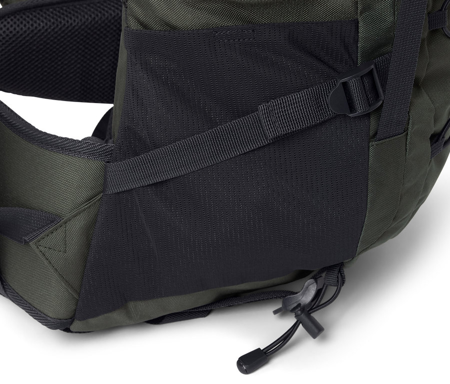Detail turistického batohu 40 l se síťovanou kapsou a popruhy.