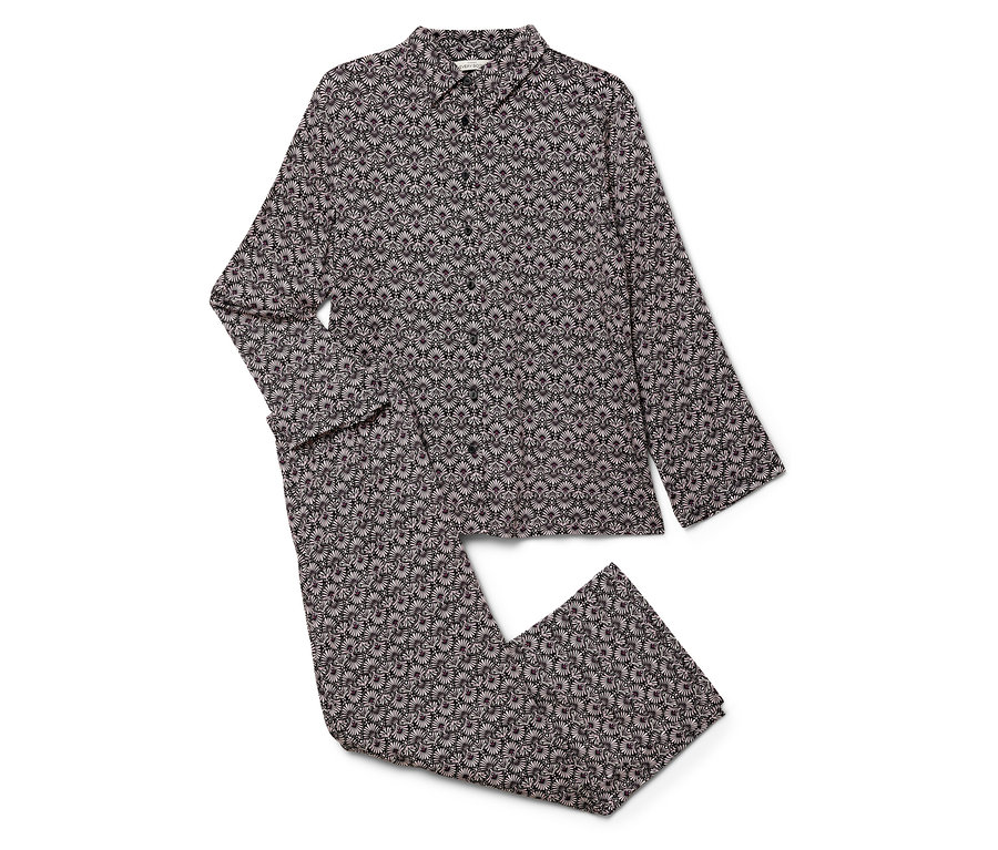 Sada pyžama s dlouhým rukávem a kalhotami s květinovým vzorem na bílém pozadí.