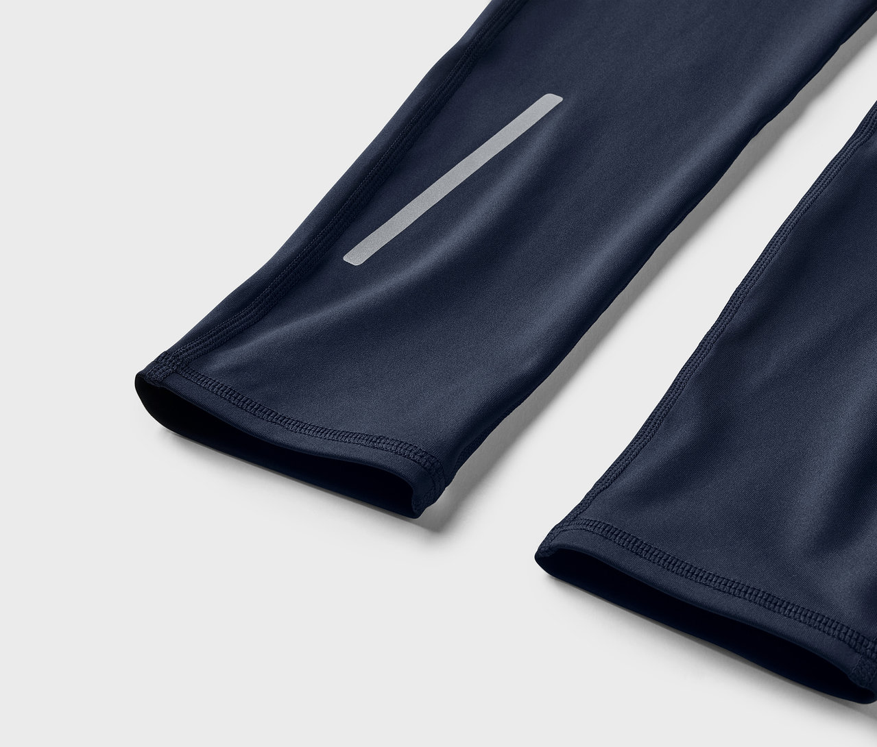 Detail tmavě modrého rukávu s reflexním pruhem.