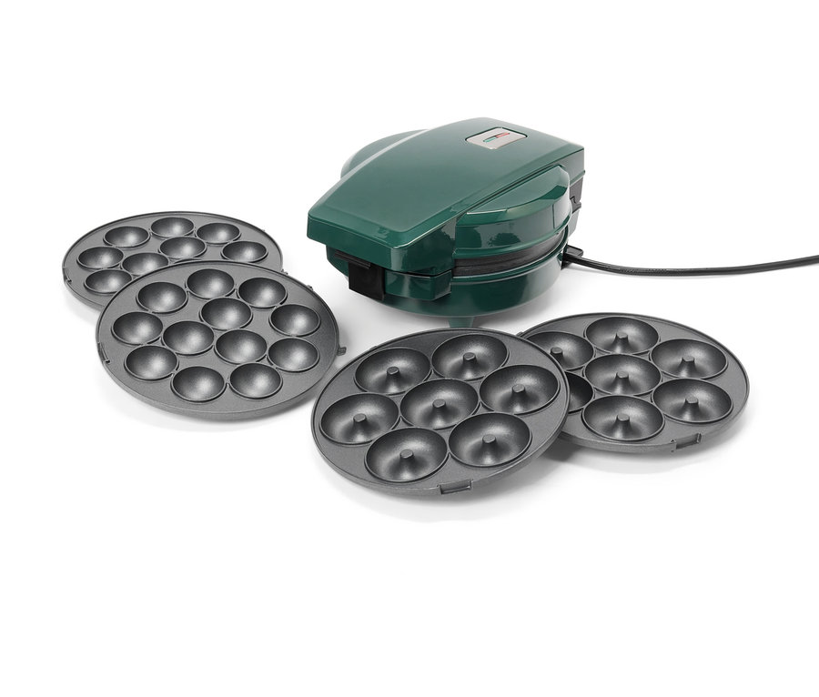 Zelený výrobník koblih s čtyřmi šedými vyměnitelnými deskami na koblihy na bílém pozadí.