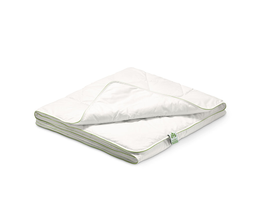Složená bílá letní prošívaná přikrývka irisette® greenline se zeleným lemem.