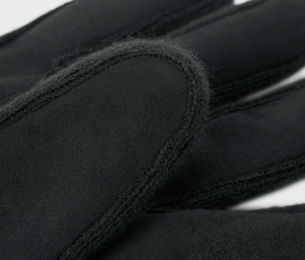 Detailní záběr na černé rukavice.