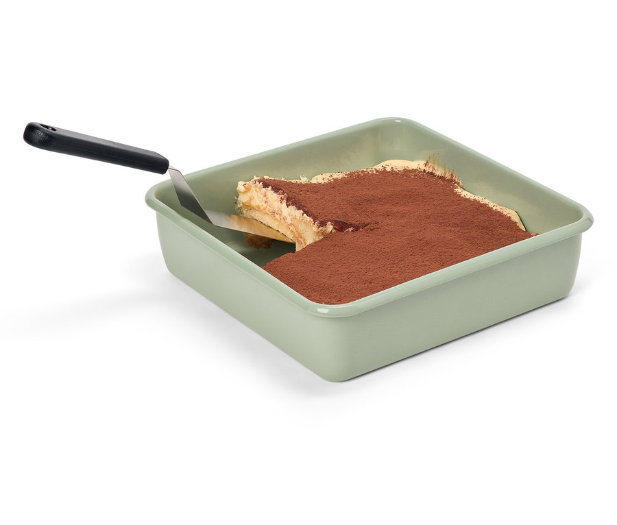 Zelená pánev s tiramisu a stěrkou.