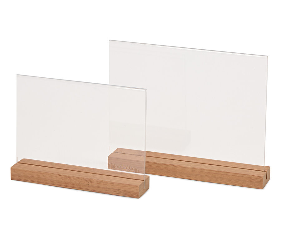 Dva čiré akrylové rámečky na fotografie s dřevěnými podstavci.