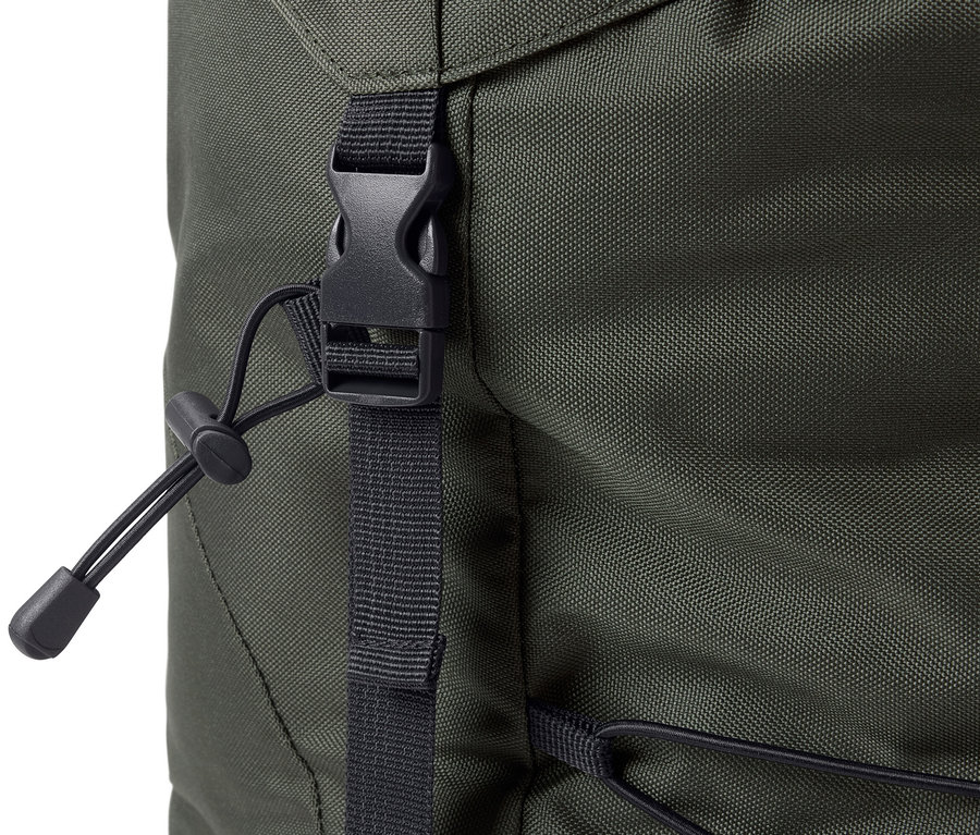 Detail zeleného turistického batohu, 40 l, s černou sponou a stahovací šňůrkou.