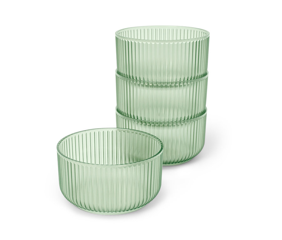 Čtyři plastové misky naskládané na sobě.