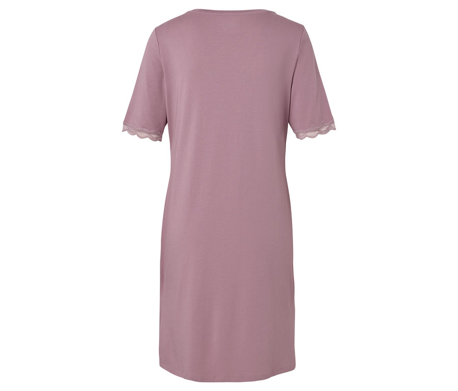 Růžová noční košile s krátkým rukávem a krajkou na lemu rukávů.