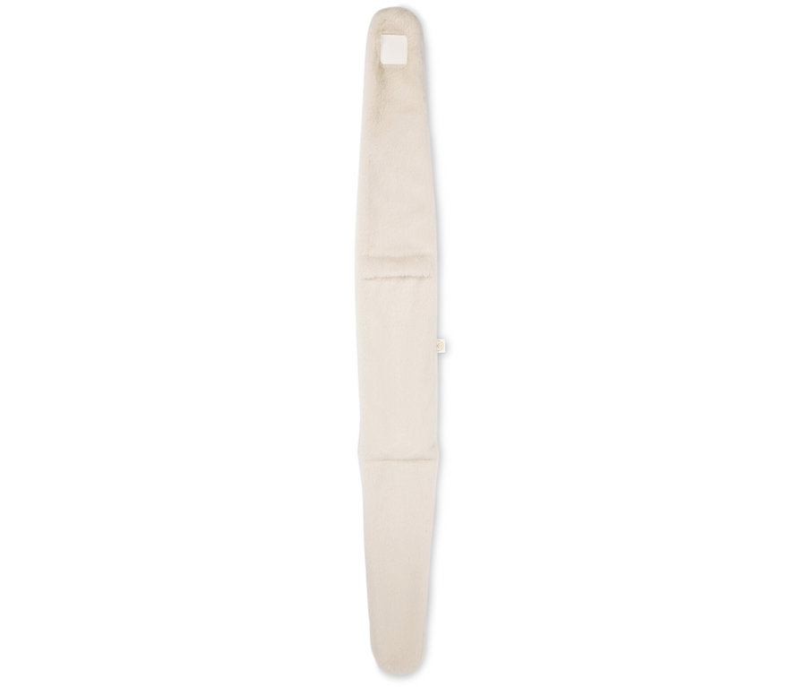 Podlouhlý krémový oteplovací polštář s ouškem na zavěšení.