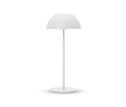 Bílá lampa s kulatým stínidlem na bílém pozadí.