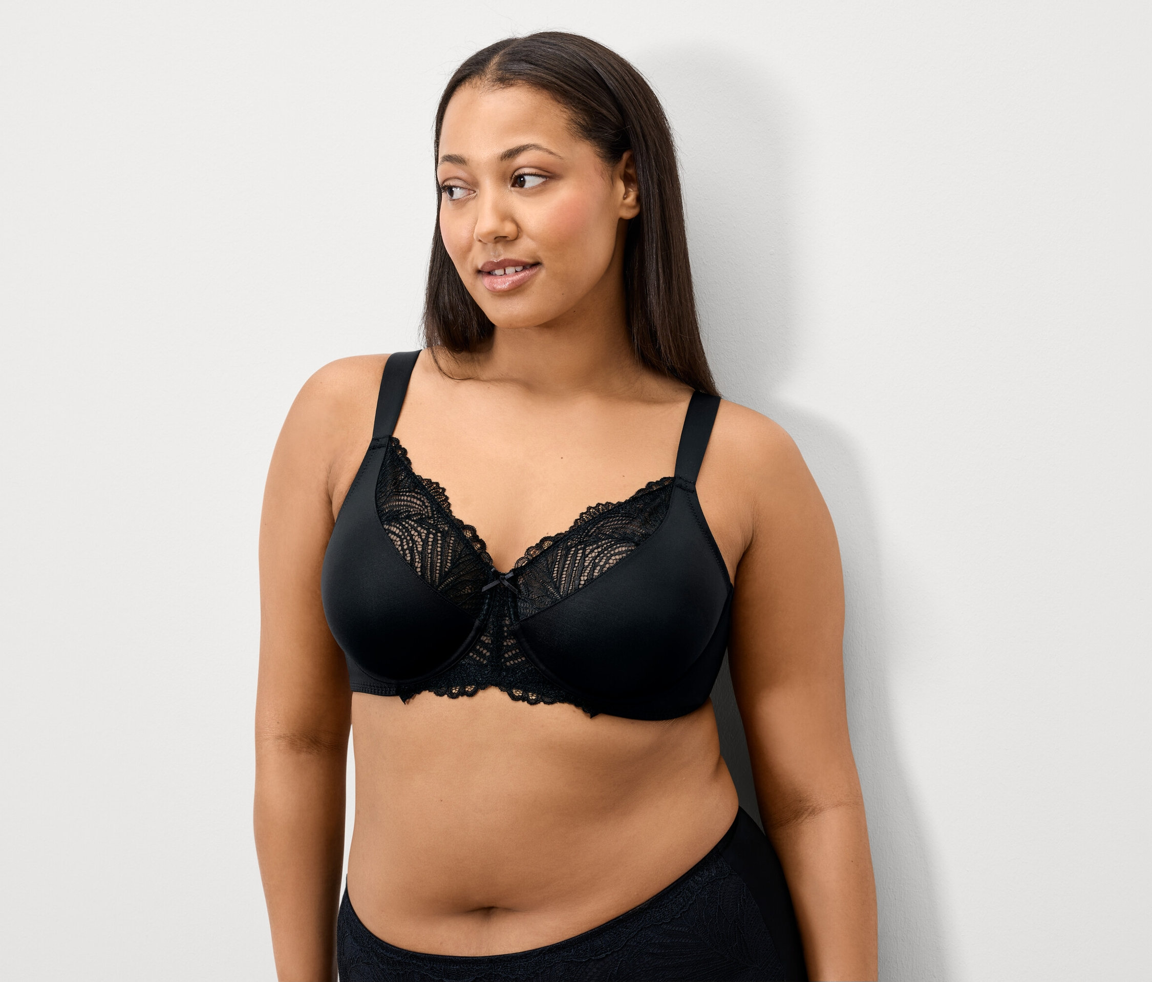 Žena má na sobě černou krajkovou podprsenku.
