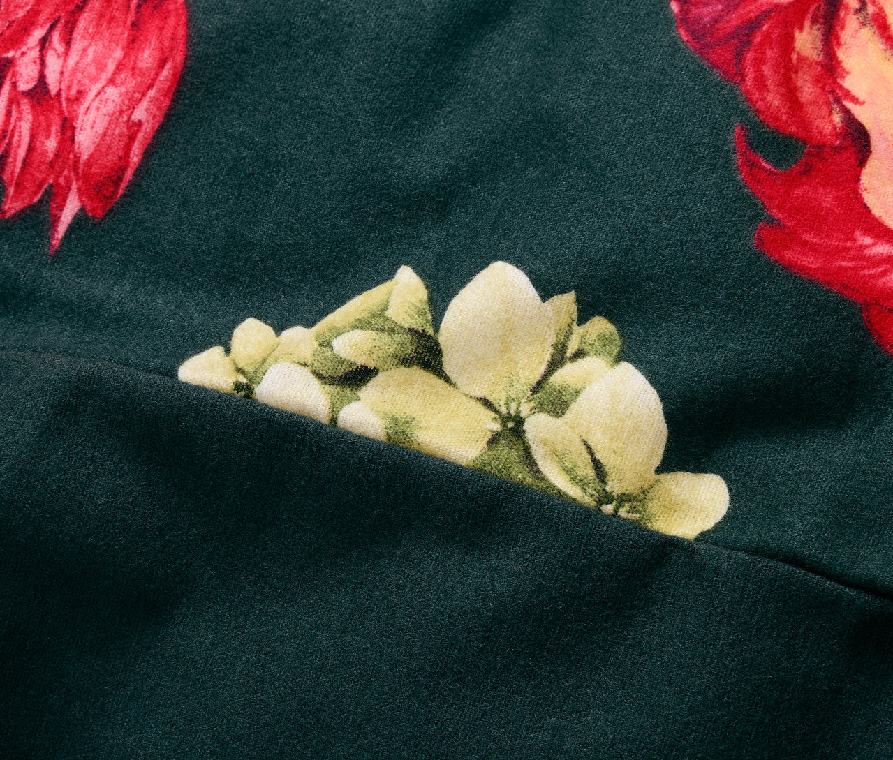 Detail zeleného flanelového povlečení standardní velikosti s květinovým vzorem.