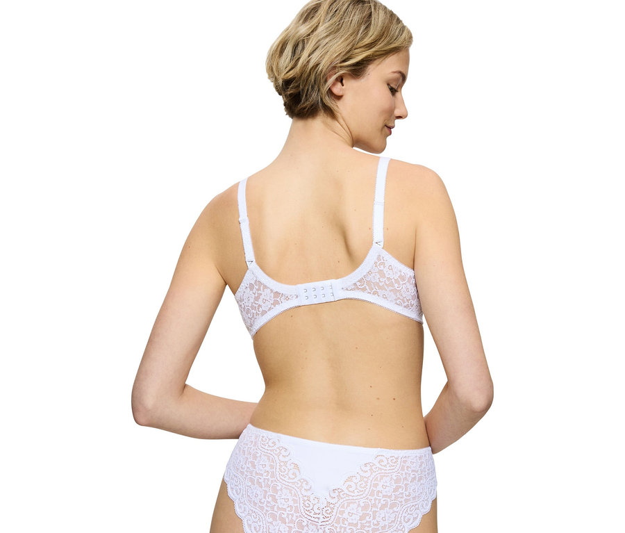 Pohled zezadu na ženu v bílém krajkovém spodním prádle.