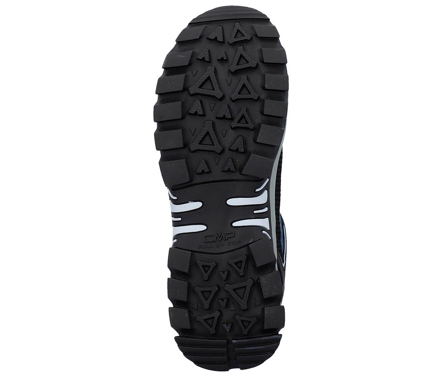 Podrážka černé trekové boty s hrubým vzorkem a technologií CMP FullOnGrip.