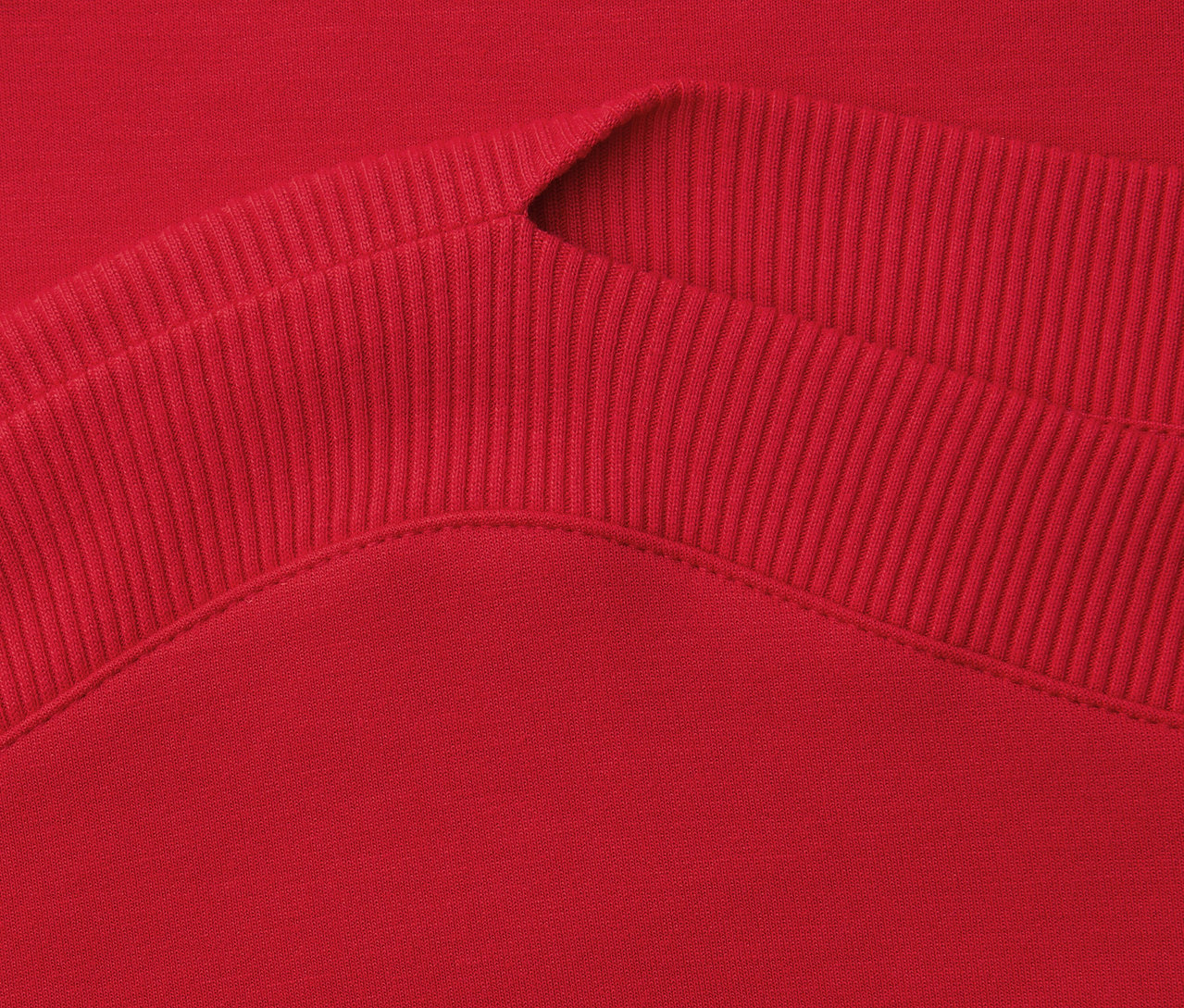 Detailní záběr na žebrovaný výstřih červeného trička s krátkým rukávem Street One.