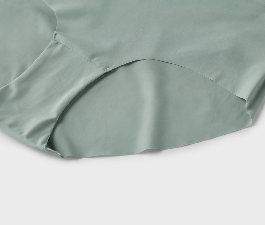 Detailní záběr na jediný kus spodního prádla ve světle zelené barvě.